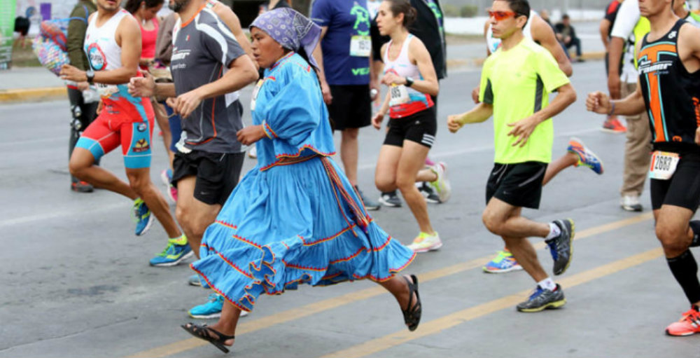 Harvard revela por qué los tarahumaras son tan rápidos corriendo con huaraches