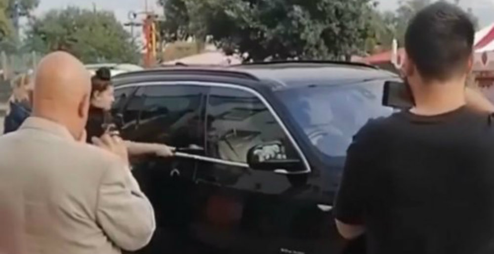 Les rompen la ventana de su BMW para ayudar a cachorro que dejaron encerrado