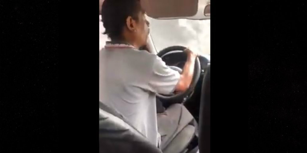 Taxista ofende a usuaria por no llevar cambio y le pide bajar mientras acelera