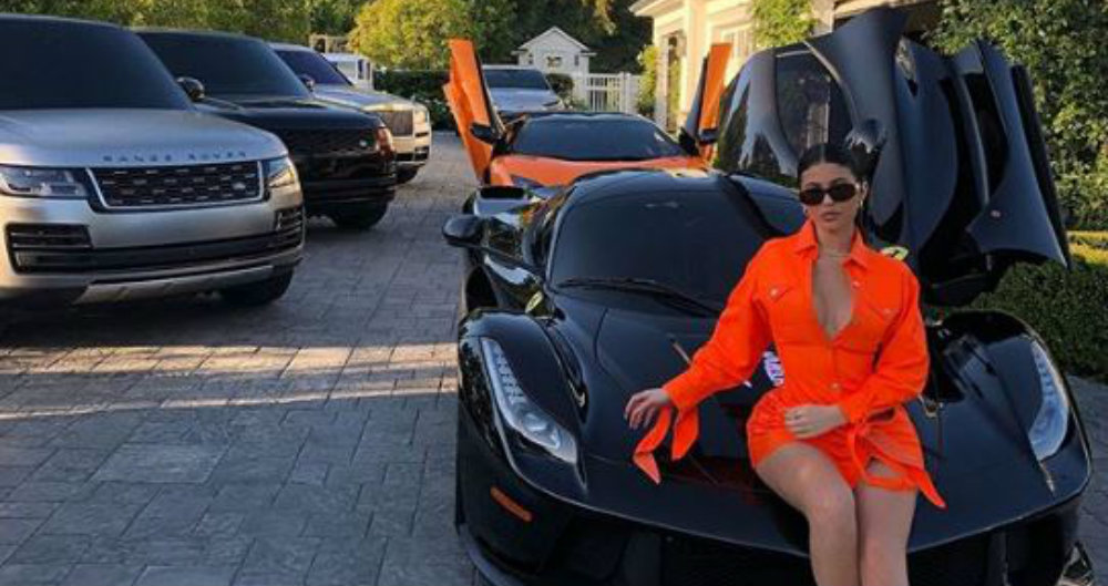 La lujosa colección de autos que tiene Kylie Jenner