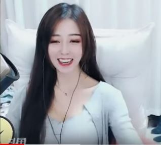 Se desactiva el filtro facial de una streamer y sus fans descubren cómo es realmente