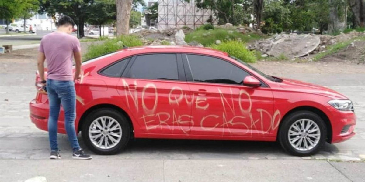 Joven al que le pintaron su coche por 'estar casado' asegura que lo confundieron