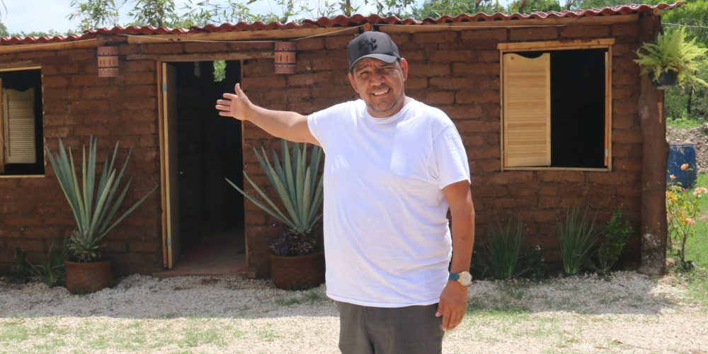 Varios países buscan a mexicano que hace casas con sargazo para replicar su idea