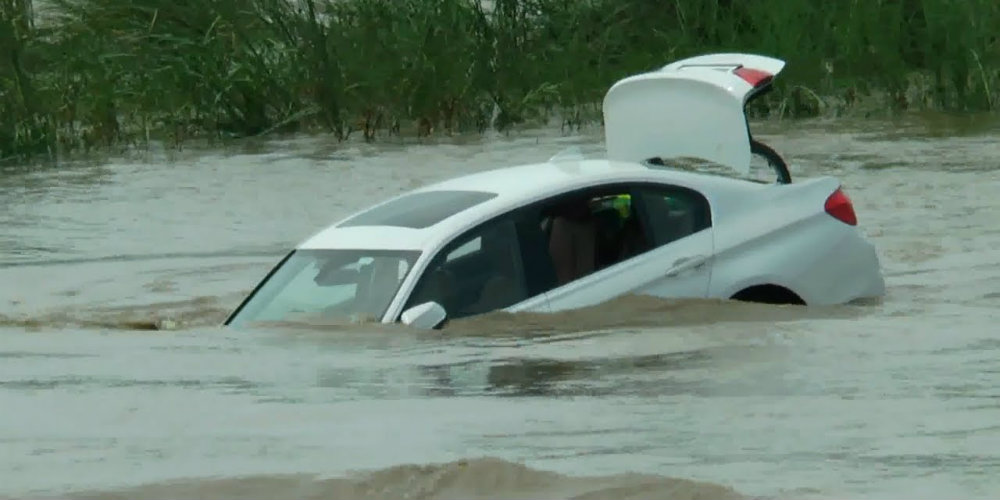 Joven lanza al río un BMW que le regalaron porque él quería un Jaguar